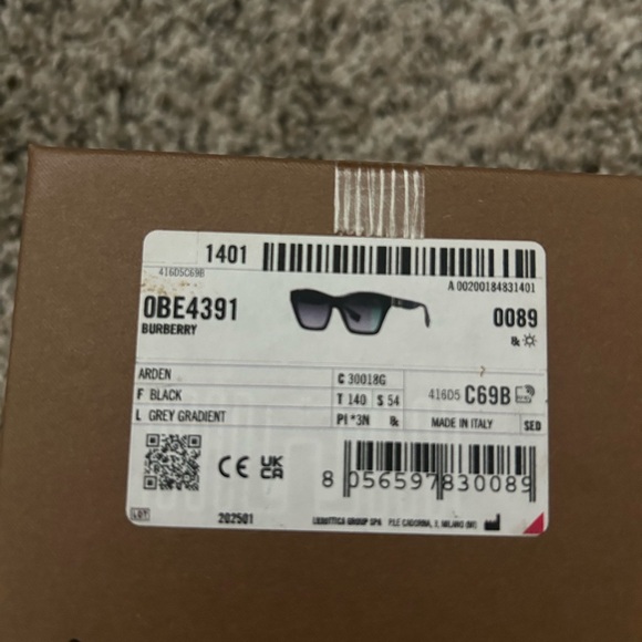 Burberry Arden sunglaases - Picture 7 of 10